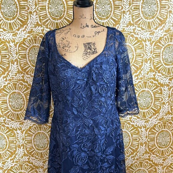 NWT La Femme 28053 Stunning Lace Floral Embroidered A-Line Gown in Navy size 12 - Picture 6 of 15